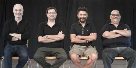 अनुपम खेर तीन दोस्तों के साथ शूटिंग के लिए तैयार