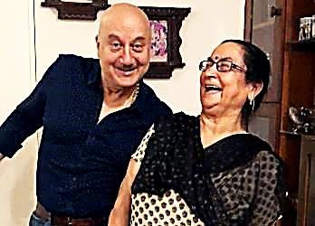 अनुपम खेर की माँ दुलारी ने गाया गाना, वायरल हो रहा है वीडियो