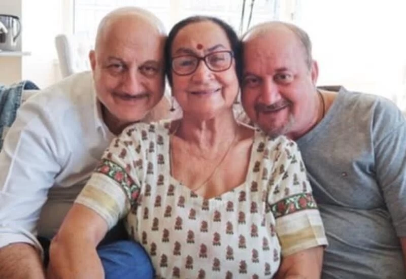 Anupam Kher's family members, including mother, test COVID-19 +ve