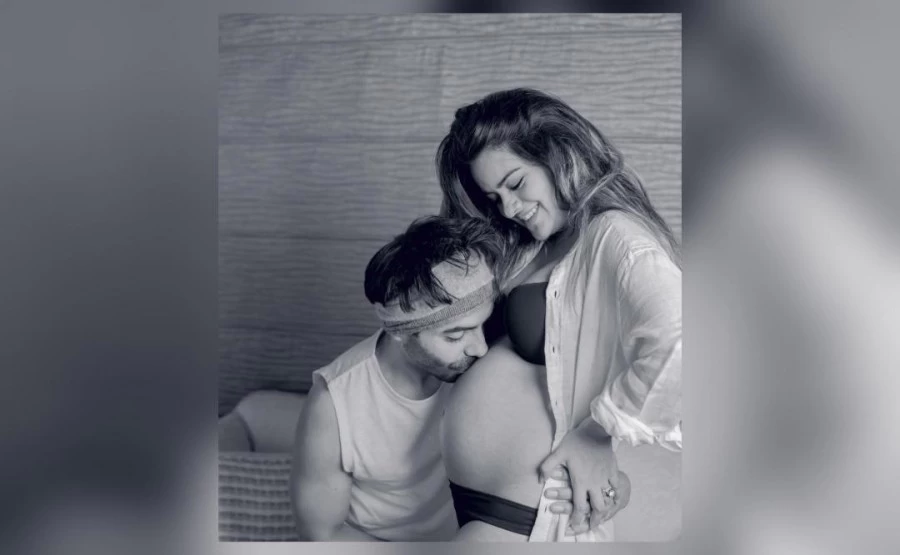 पहली बार पिता बनेंगे अपारशक्ति, पत्नी के बेबी बंप पर किस करते हुए तस्वीर की शेयर