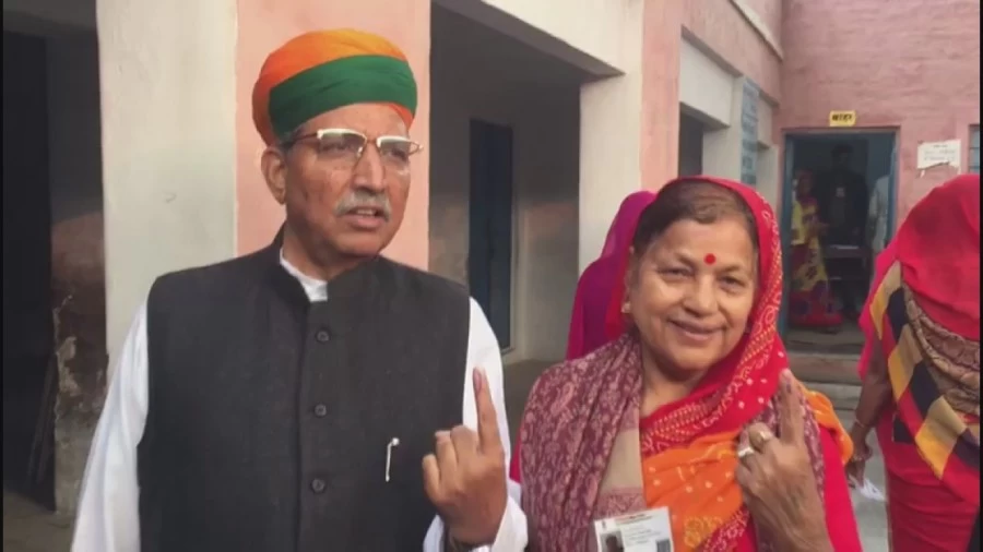 बीकानेर नगर निगम के 80 वार्डों के चुनाव के लिए मतदान जारी केंद्रीय मंत्री अर्जुन राम मेघवाल ने किया मतदान