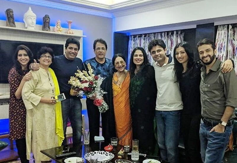 पूरे परिवार के साथ बैठकर रामायण देख रहे हैं अरुण गोविल, लोगों ने कहा- आज की सबसे अच्छी फोटो