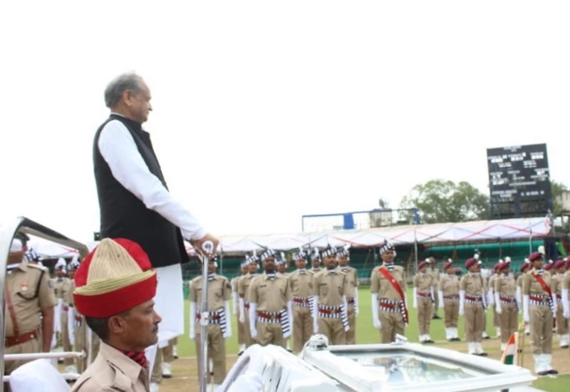 एसएमएस स्टेडियमें में सीएम गहलोत ने फहराया तिरंगा, बोले- कानून का राज रहेगा तो हम विकास करेंगे