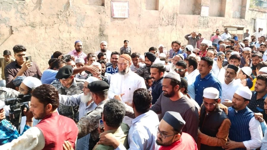 Asaduddin Owaisi cried in Gujarat rally, appealed to the people of Jamalpur