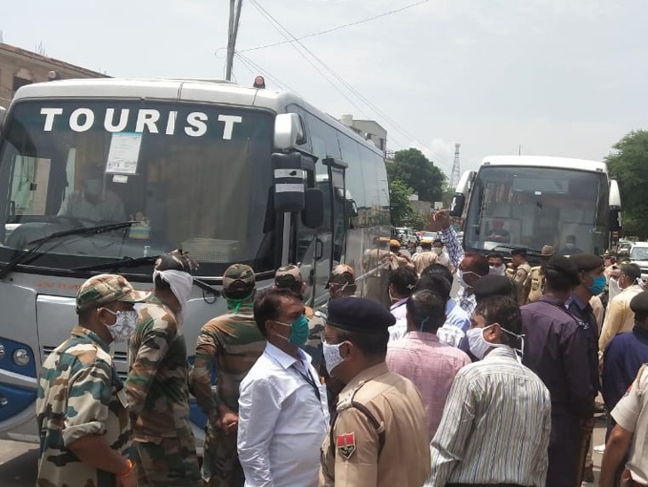 बसों से होटल से पीसीसी पहुंचे विधायक