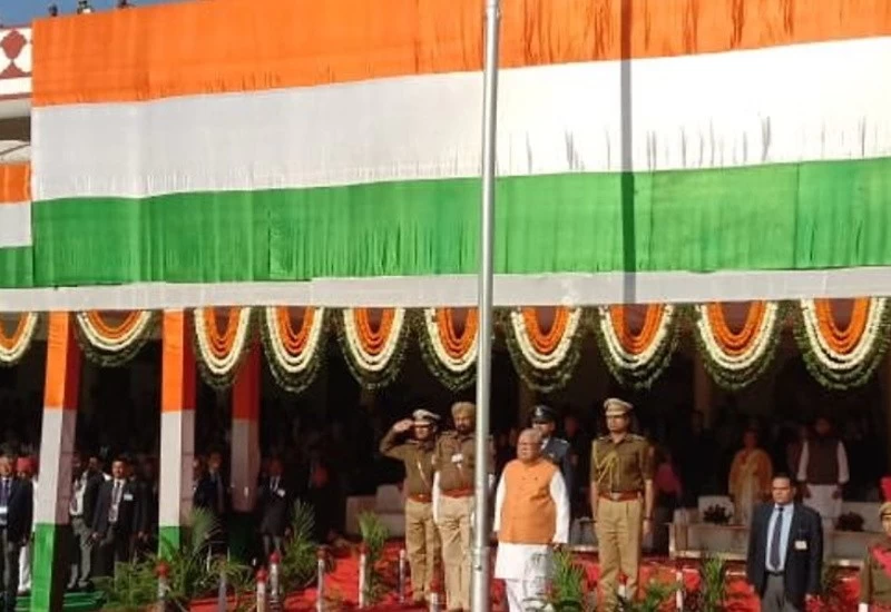 राज्यपाल कलराज मिश्र ने SMS स्टेडियम में फहराया तिरंगा, सीएम हाउस में गहलोत ने किया झंडारोहण