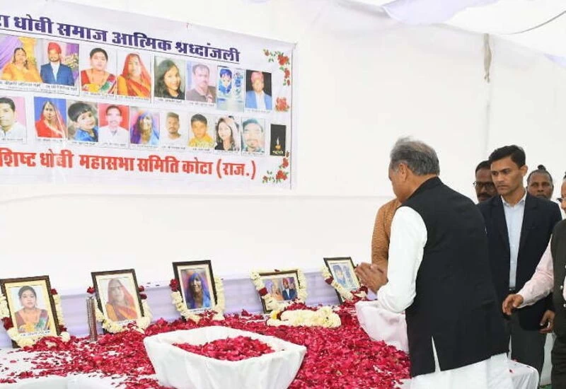 श्रद्धांजलि देने पहुंचे मुख्यमंत्री अशोक गहलोत ने बच्चे को रोता देख सीने से लगाया