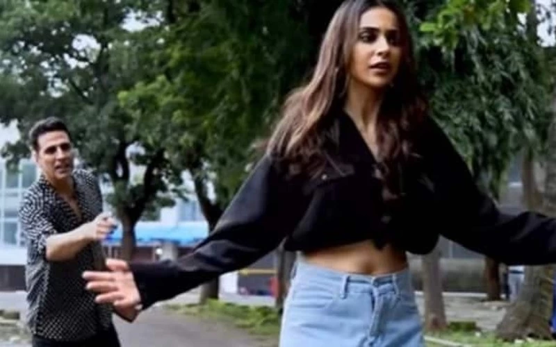 Akshay kumar leaves rakul preet singh in puddle see what actress did then watch video