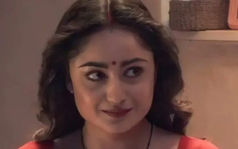 Aashram Babita aka Tridha Choudhury wear golden color bikini flaunts her figure in hot and bold photo