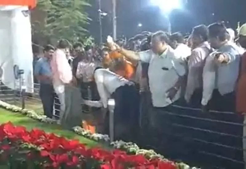 Balasaheb Thackeray 10th death anniversary Thackeray group sprinkled cow urine on memorial know reason