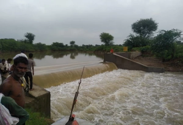 युवक के पानी में डूबने की आशंका पर एनिकट में उतरे भाई व पिता, दो के शव निकाले
