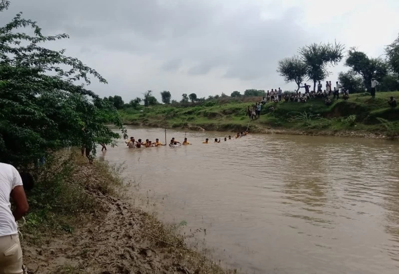 युवक के पानी में डूबने की आशंका पर एनिकट में उतरे भाई व पिता, दो के शव निकाले