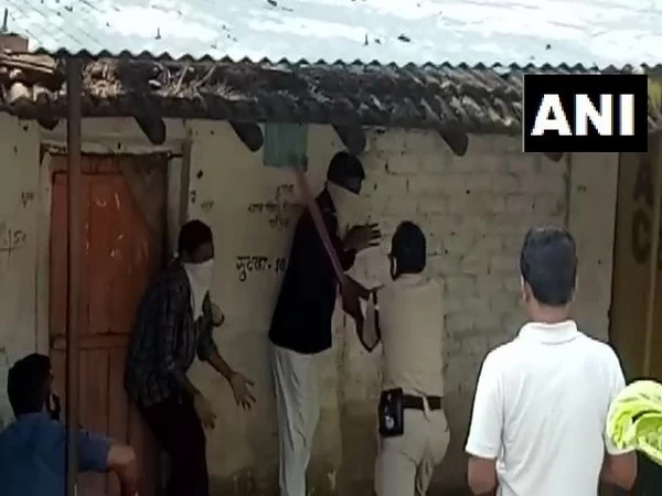 2 Maha men enter MP to buy tobacco amid lockdown, thrashed by police