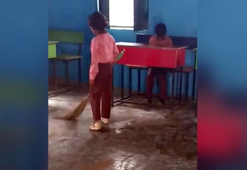 स्कूल में छोटे बच्चे क्लास रूम में लगा रहे हैं झाडू और कुछ बच्चे धो रहे हैं झूठे बर्तन, वीडियो वायरल 