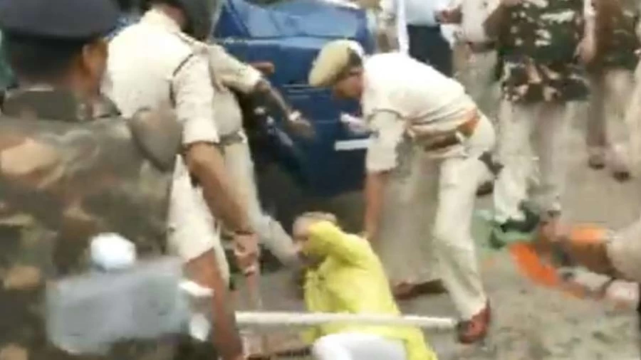 BJP workers lathicharged in Patna, police chased and beat them, one died