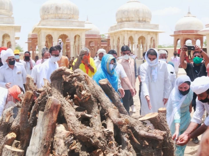 विधायक सिद्धि कुमारी ने ​बहिन महिमा समेत दिया मां महारानी पदमा कुमारी की अंतिम यात्रा को कंधा, मुखाग्नि भी दी