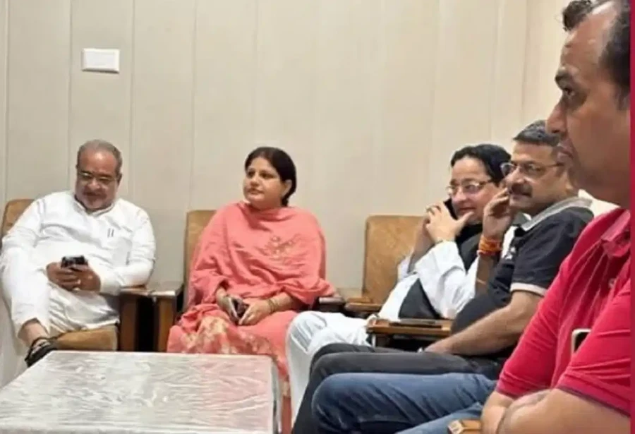 बीजेपी नेताओं के साथ सपा के पूर्व सांसद एसटी हसन की वेटिंग रूम वाली तस्वीर वायरल होने पर मचा घमासान
