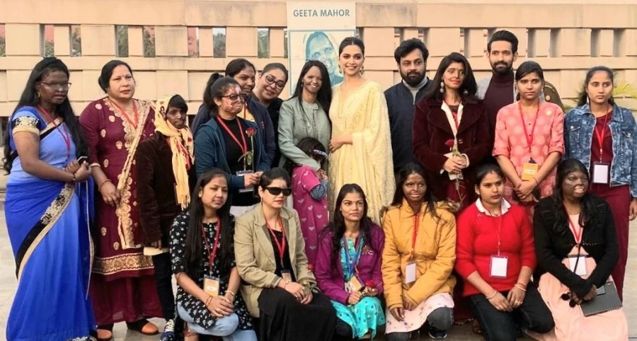 Deepika celebrates 34th b'day with acid attack survivors in Lucknow