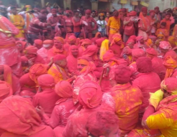 राजस्थान - बरसाने में आकाश से बरसे लड्‌डू, लूटने को मची होड़