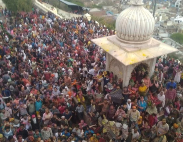 राजस्थान - बरसाने में आकाश से बरसे लड्‌डू, लूटने को मची होड़