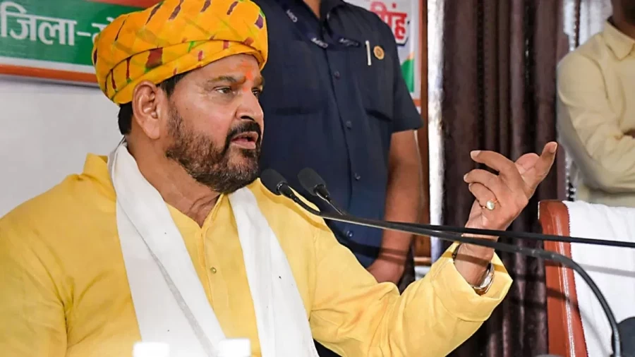 Hugged-put hand on navel, touched wrongly; Learn how Brijbhushan Singh is accused in the FIR