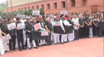 राहुल गांधी और विपक्षी सांसदों का काले कपड़ों में प्रदर्शन, नीट पेपर लीक पर संसद में भारी हंगामा