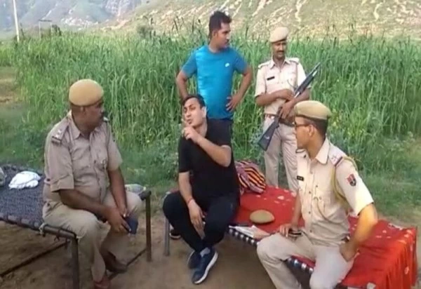 नाकाबंदी तोड़कर भाग रहे यूपी के बदमाशों व पुलिस के बीच फायरिंग, ग्रामीणों की मदद से तीन बदमाशों पकड़ा