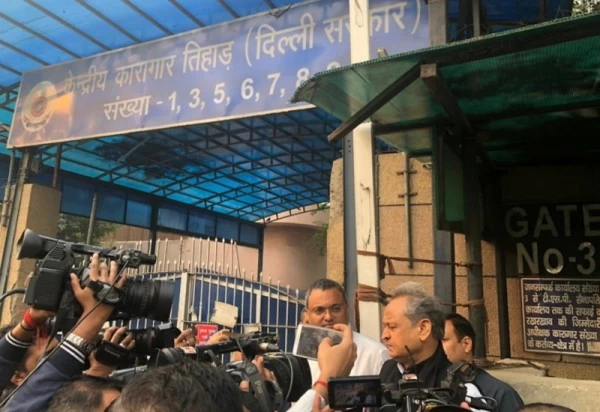 पी. चिदंबरम से मिलने तिहाड़ जेल पहुंचे मुख्यमंत्री गहलोत, कहा- षडयंत्र करके बंद किया