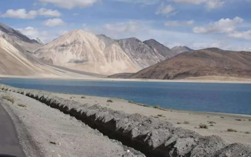 पेंगोंग लेक पर चीन बना रहा एक और पुल, आसानी से पहुंचा सकेगा भारी हथियार