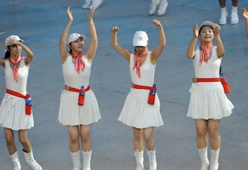 फाइटर जेट उड़ाने के बाद भी चीनी आर्मी में महिलाओं को मिलती है मेकअप और डांस ट्रेनिंग