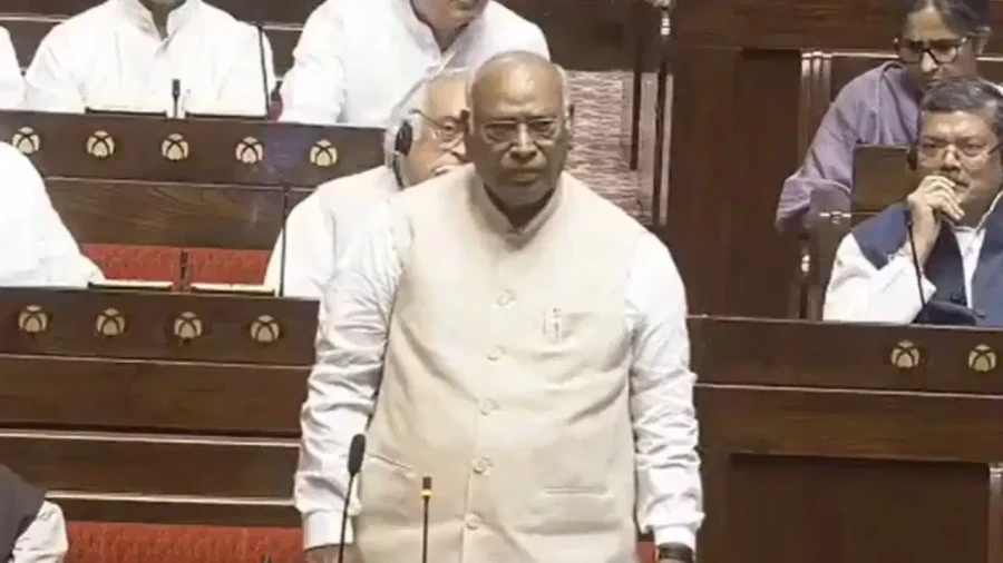 संसद में हंगामा: छात्रों पर लाठीचार्ज को लेकर खरगे का माइक बंद करने का आरोप, विपक्ष हमलावर
