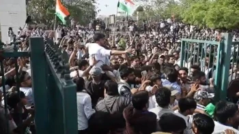 जयपुर में कॉकरोच जनता पार्टी के संस्थापक अभिजीत दीपके की पिटाई, सरेआम जड़े थप्पड़