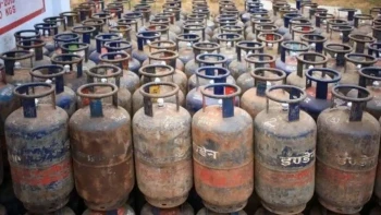 LPG Price Hike: कमर्शियल गैस सिलेंडर की कीमतों में बढ़ोतरी, जानें नए दाम