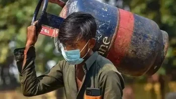 फेस्टिव सीजन से पहले कमर्शियल गैस सिलेंडर के दाम बढ़े, घरेलू एलपीजी की कीमतें स्थिर