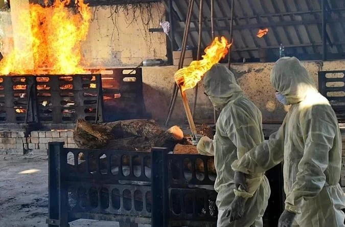 तथ्यहीन और गलत: कोविड-19 मौतों की संख्या घटाकर दिखाने और 'अतिरिक्त मौतों' पर सरकार