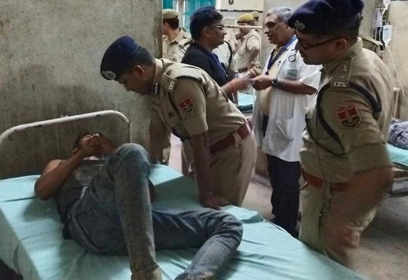 गायों को ले जा रहे युवकों को रोका तो की फायरिंग, दो घायल; रेंज आईजी और एसपी ने ली घटना की जानकारी