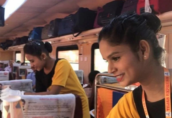 यात्रियों के सेल्फ़ी और वीडियो लेने से परेशान हैं तेजस एक्सप्रेस की रेल होस्टेस 