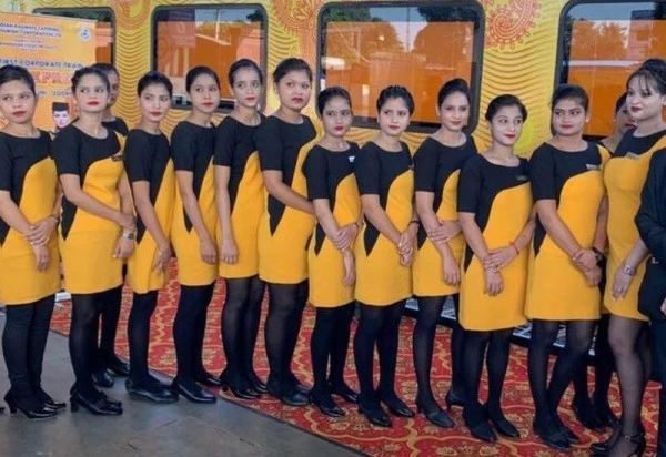 यात्रियों के सेल्फ़ी और वीडियो लेने से परेशान हैं तेजस एक्सप्रेस की रेल होस्टेस 
