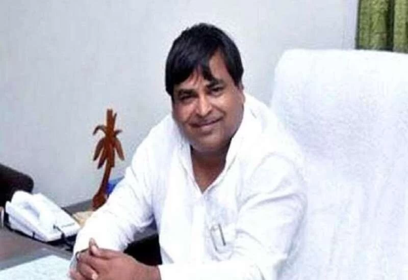 मंत्री रहे गायत्री प्रजापति के घर पर पड़ा छापा, 11 लाख रुपये के पुराने नोट बरामद, सौ से अधिक बेनामी संपत्तियों...