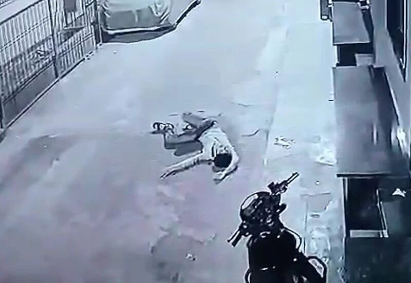 CCTV में कैद हुआ लाइव मर्डर, चाकू के वार से तड़पता रहा युवक