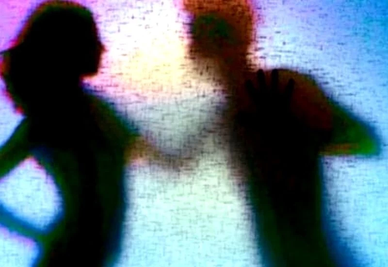 पत्नी ने प्रेमी के साथ मिलकर पति की पीटकर ली जान, सास-सौतेले ससुर ने भी दिया साथ