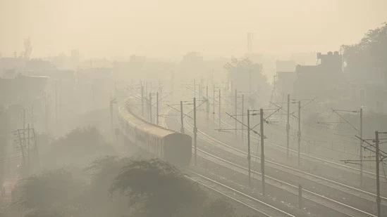 दिल्ली-NCR में प्रदूषण, कोहरा और ठंड का तिहरा हमला: विजिबिलिटी शून्य, AQI 400 पार