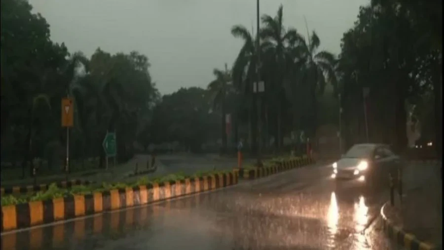 दिल्ली-NCR में मौसम का मिजाज बदला: आंधी और बारिश के साथ IMD ने जारी किया ऑरेंज अलर्ट