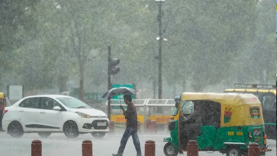 चक्रवात अर्नब से मौसम बदला 16 राज्यों में भारी बारिश का अलर्ट और ओले गिरने की आशंका