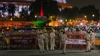 दिल्ली में सुरक्षा सख्त: इंटरनेट बंद और 75 ट्रेनें रद्द, प्रदर्शन से पहले किलेबंदी
