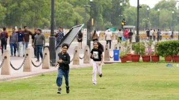 दिल्ली मौसम अपडेट: 48 घंटों में 9 डिग्री गिरा पारा, भीषण गर्मी से मिली बड़ी राहत