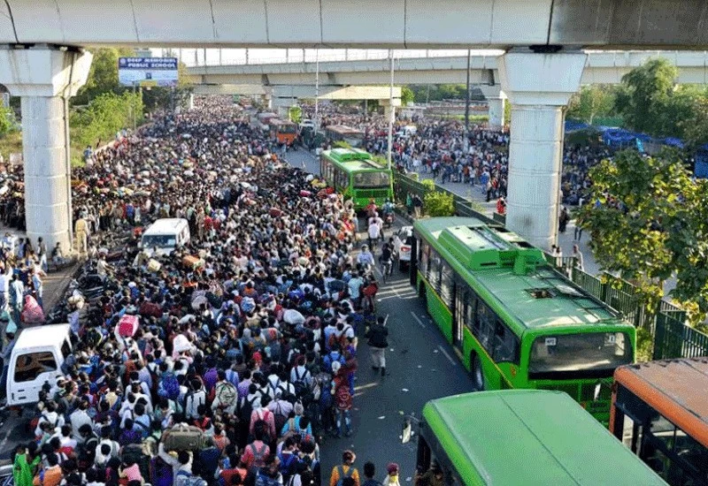 आनंद विहार पर भयानक मंजर, बदइंतजामी के बीच घर जाने को हजारों लोग उमड़े