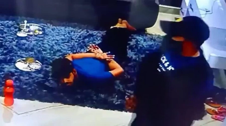 फ्लैट में घुसकर 4 लोगों ने गन पॉइंट पर परिवार को बनाया बंधक, लूटपाट की; सामने आया वीडियो