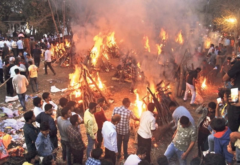 दर्द और चीखें, शीशे तोड़कर जहां हाथ डाला, वहीं से मिलीं लाशें