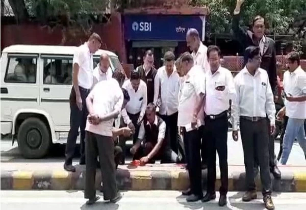 अनुच्छेद 370 खत्म राजस्थान के लोगों ने एक-दूसरे को गुलाल लगाकर मनाया जश्न, जमकर हुई आतिशबाजी